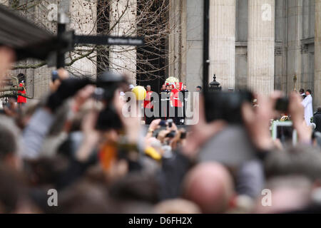 Londres, Royaume-Uni. 17 avril 2013. Les funérailles de la baronne Margaret Thatcher. Le cercueil de Lady Margaret Thatcher quitte la Cathédrale St Paul, suivi par une foule. Le service funèbre a lieu dans la Cathédrale St Paul, à Londres. Pic : Paul Marriott Photography/Alamy Live News Banque D'Images