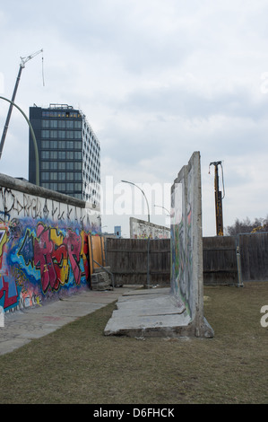 La suppression controversée d'un pan de mur pour permettre l'accès à un grand chantier de construction. Banque D'Images