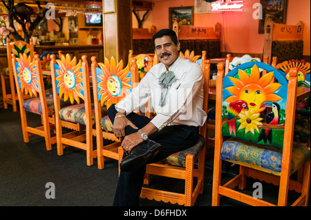 Homme garçon mexicain photographié dans Fiesta Mexicana restaurant, Salida, Colorado, USA Banque D'Images