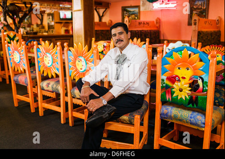 Homme garçon mexicain photographié dans Fiesta Mexicana restaurant, Salida, Colorado, USA Banque D'Images