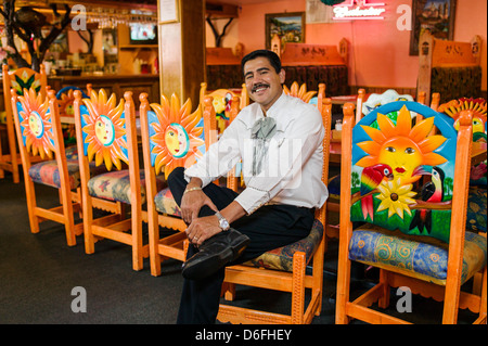 Homme garçon mexicain photographié dans Fiesta Mexicana restaurant, Salida, Colorado, USA Banque D'Images