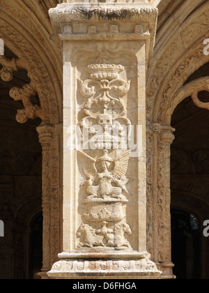 Lisbonne, Portugal, détail d'une colonne dans le cloître de l'Mosteiro dos Jeronimos Banque D'Images