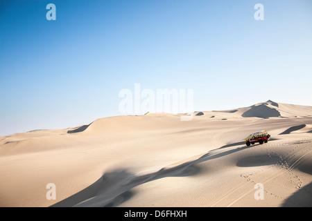 Dune Buggy dans le désert qui entoure l'Oasis Huacachina, dans le sud-ouest du Pérou. Banque D'Images
