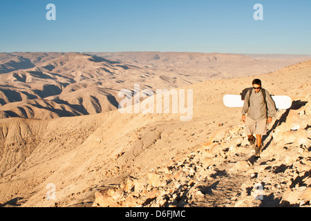 Homme adulte marcher sur le sentier de randonnée au sommet du Cerro Blanco, une dune de sable, sur le sommet d'une montagne avec 2078 mètres de haut. Banque D'Images