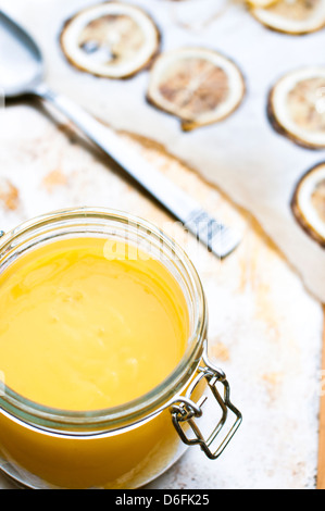 Bocal rempli d'antiquités meyer le lait caillé de citron, les tranches de citron confit sur un plateau dans l'arrière-plan Banque D'Images