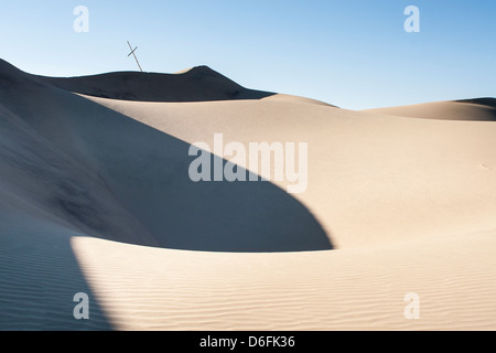 Croix sur le haut du Cerro Toro Mata, une dune de sable avec 1050 mètres de haut. Banque D'Images