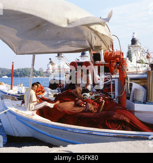 Les hommes la préparation des filets de pêche sur le bateau Banque D'Images