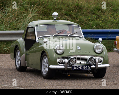 La Triumph TR3 1960 est une voiture de sport britannique connue pour son design compact et ses performances impressionnantes. Roadster biplace, il incarne l’esprit de la conduite automobile des années 1960 avec sa maniabilité agile et son allure élégante. Banque D'Images