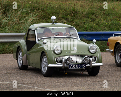 La Triumph TR3 1960 est une voiture de sport britannique connue pour son design compact et sa maniabilité agile. Équipé d'un moteur quatre cylindres, il est devenu populaire pour la conduite récréative et les sports motorisés. Sa construction légère et son apparence élégante en ont fait un favori parmi les amateurs de voitures et les collectionneurs. Banque D'Images