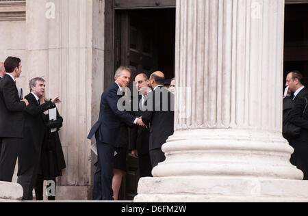 Londres, Royaume-Uni, 17 avril 2013. L'ancien Premier ministre britannique, Tony Blair, accueille d'autres personnes qu'ils quittent le service funèbre de La Baronne Thatcher à la cathédrale St Paul. Banque D'Images