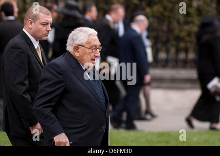 Londres, Royaume-Uni, 17 avril 2013. L'ancien secrétaire d'Etat américain et prix Nobel de la paix, Henry Kissinger, est parmi les personnes qu'ils quittent le service funèbre de La Baronne Thatcher à la cathédrale St Paul. Banque D'Images