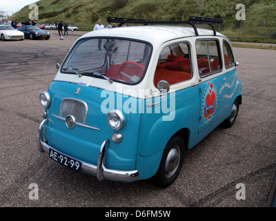 La Fiat 600D Multipla 1963 est une voiture compacte fabriquée par Fiat, conçue pour un transport urbain efficace. Connue pour sa petite taille et son intérieur pratique, la Fiat 600D Multipla est devenue populaire pour sa polyvalence et son efficacité en conduite urbaine. Banque D'Images