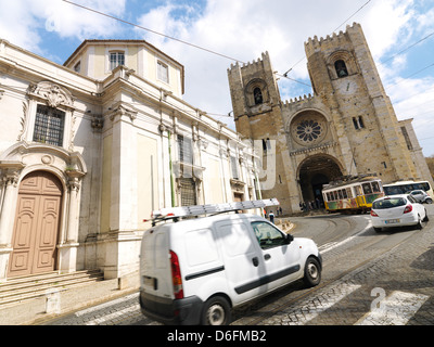 Lisbonne, Portugal, Cathédrale Se Patriacal avec circulation en premier plan Banque D'Images