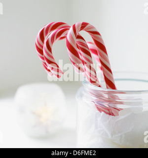 Des bonbons de Noël bâtonnets dans un bocal en verre Banque D'Images