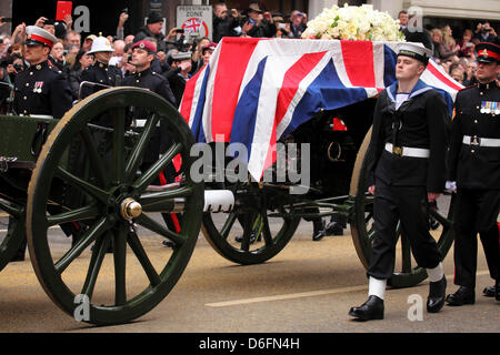 Londres, Royaume-Uni. 17 avril 2013. Le cercueil le corps de Margaret Thatcher de roulement est transporté sur un affût de canon pour ses funérailles à la Cathédrale St Paul à Londres, Angleterre. La baronne Thatcher (1925 - 2013) était un stateswoman et le premier ministre de l'Organisation des Ki Banque D'Images