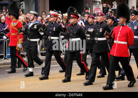 Londres, Royaume-Uni. 17 avril 2013. Les membres de l'organisation des forces armées britanniques en mars aux funérailles de Margaret Thatcher à Londres, Angleterre. La baronne Thatcher (1925 - 2013) était un stateswoman et le premier ministre du Royaume-Uni de 1979 à 1991. Cre Banque D'Images