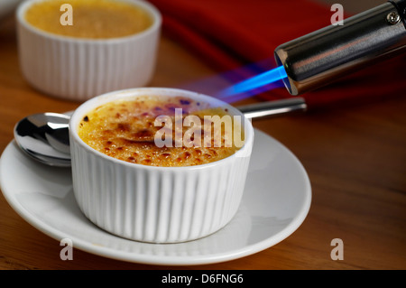 Crème Brûlée étant flambé Banque D'Images