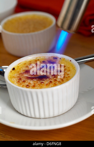 Crème Brûlée étant flambé/step shot Banque D'Images