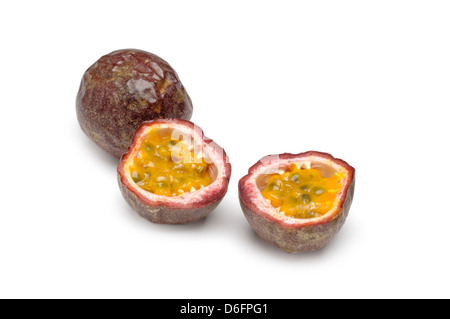 Fruit de la passion, de moitié, sur fond blanc Banque D'Images