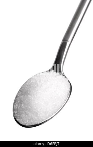 Cuillère à café de sucre blanc granulé sur fond blanc Banque D'Images
