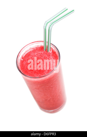 Smoothie aux framboises et canneberges avec pailles sur fond blanc Banque D'Images