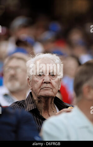 Apr 17, 2013 - Fichier - Apr 17, 2013 - George Allen 'Pat Summerall' (10 mai 1930 - 16 avril 2013) était un joueur de football américain et de hockey à la télévision, après avoir travaillé chez CBS, Fox et ESPN. En plus de football, il a aussi annoncé d'importants événements de golf et tennis. Au total, il a annoncé 16 Super Bowls, 26 Tournois, 21 maîtres et nous ouvre. Summerall est décédé d'un arrêt cardiaque à l'University of Texas Southwestern Medical Center. Sur la photo : le 25 avril 2012 - Arlington, Texas, États-Unis - commentateur sportif Pat Summerall prend dans un match de baseball, les Yankees de New York jouer les Texas Rangers dans une Ma Banque D'Images