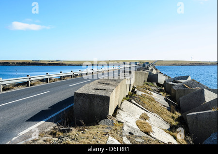 La Chaussée Churchill sont une série de quatre ponts-jetées dans les Orcades, en Écosse, d'une longueur totale de 1,5 kilomètres (2,3 km) Banque D'Images