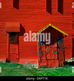 Détail de l'orange vif sur la porte de l'élévateur de grains colorés, Claresholm, Alberta, Canada Banque D'Images