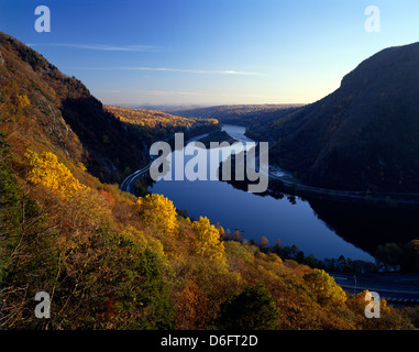 Voir l'automne de Mt. Tammany (à gauche), au fleuve Delaware, et Mt. Minsi (droite) 1463', Delaware Water Gap, Pocono Mnts, New York Banque D'Images