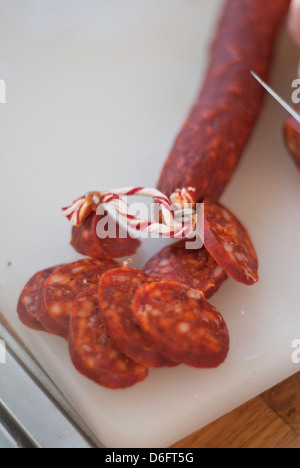 Les coupes d'un nouveau stick de chorizo Banque D'Images