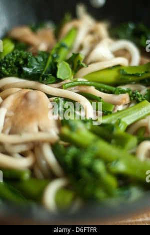 Incorporer le brocoli et champignons Banque D'Images