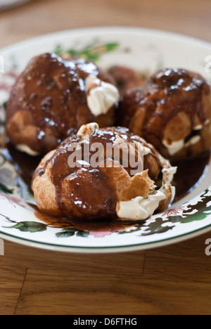 Dans Profiteroles Sauce Chocolat Banque D'Images