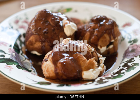 Dans Profiteroles Sauce Chocolat Banque D'Images