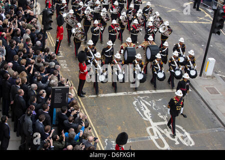 Londres, Royaume-Uni, 17 avril 2013. La Royal Navy band joue à Margaret Thatcher's Funeral procession. Crédit : Sarah Peters/Alamy Live News Banque D'Images