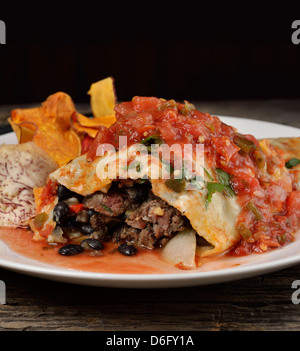 Burrito avec Beefsteak et haricots noirs Banque D'Images