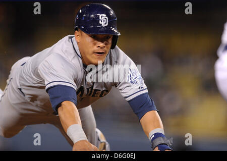 Los Angeles, CA, USA. Le 17 avril 2013. San Diego Padres shortstop Everth Cabrera (2) plonge tête première dans l'3e base pendant la partie de baseball de ligue majeure entre les Dodgers de Los Angeles et San Diego Padres au Dodger Stadium à Los Angeles, CA. David Hood/CSM/Alamy Live News Banque D'Images