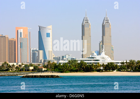 Skyline avec al Kazim Twin Towers, Dubaï, Émirats Arabes Unis Banque D'Images