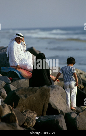 Jeddah, Arabie saoudite -- une famille est assise sur les rochers sur la corniche de Jeddah en amérique du nord. Banque D'Images