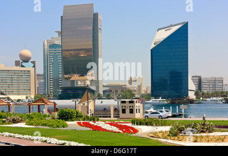 Les tours d'habitation de sur les rives de la Creek, Dubaï, Émirats Arabes Unis Banque D'Images