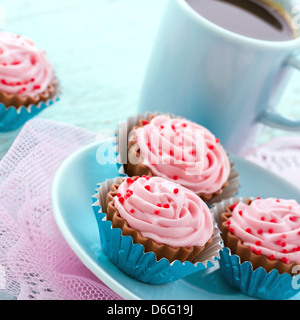 Cupcake chocolat pralines avec du café sur la plaque bleue Banque D'Images