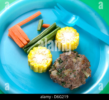 Kids home made burger avec légumes - voiture avec fiche Banque D'Images