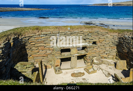 Skara Brae est un site néolithique en pierre, situé dans la baie de Skaill sur la côte ouest de la partie continentale de l'Orkney Banque D'Images