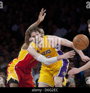 Le 17 avril 2013 - Los Angeles, Californie, États-Unis - Los Angeles Lakers PAU GASOL avant passe le ballon sous pression contre les Rockets de Houston au cours de la première moitié de leur jeu au Staples Center. Gasol a un triple-double avec 17 points, 20 rebonds et 11 passes. (Crédit Image : Crédit : Armando Arorizo ZUMAPRESS.com/Alamy/Prensa Internacional/Live News) Banque D'Images