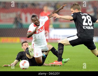 Stuttgart, Arthur Boka (C) convoite la la balle avec Fribourg Daniel Caligiuri (L) à côté de Fribourg  ; Matthias Ginter (R) au cours de la DFB demi-finale entre le VfB Stuttgart et SC Freiburg à Mercedes-Benz Arena de Stuttgart, Allemagne, 17 avril 2013. Photo : Bernd Weissbrod Banque D'Images