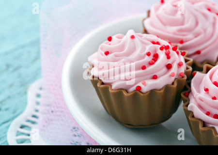 Cupcake chocolat pralines roses sur fond pastel vintage Banque D'Images