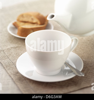 Théière avec tasse vide et toasts Banque D'Images