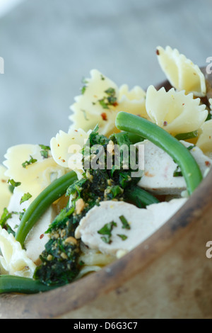 Les pâtes aux haricots verts, poulet et pesto. Recette disponible Banque D'Images