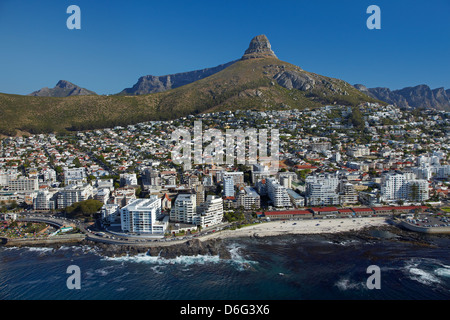 Apartments and beach, Sea Point, tête de lion, et Table Mountain, Cape Town, Afrique du Sud - vue aérienne Banque D'Images