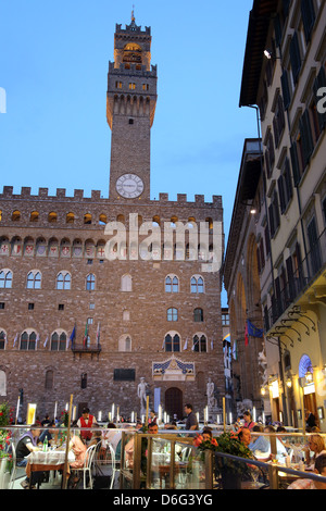 La Piazza della Signoria à nuit à Florence en Italie. Palazzo Vecchio et une réplique statue de David dans l'arrière-plan. Banque D'Images