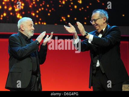 Le président du jury et directeur Britannique Mike Leigh (L) et directeur du festival de la Berlinale Dieter Kosslick vu sur scène pendant le gala d'ouverture du 62e Festival International du Film de Berlin, à Berlin, Allemagne, 09 février 2012. La 62e Berlinale a lieu du 09 au 19 février. Photo : Maurizio Gambarini dpa  + + +(c) afp - Bildfunk + + + Banque D'Images